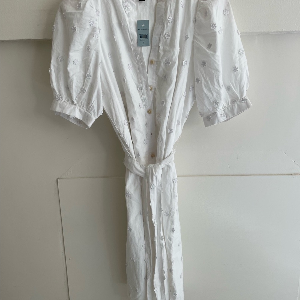 SUMMER SALE

Ann Taylor White Floral Embroidered Dress